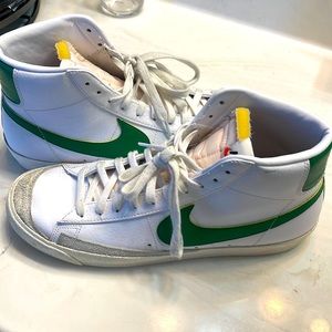 Mens Nike Blazers 13. Green swoosh with yellow outline.